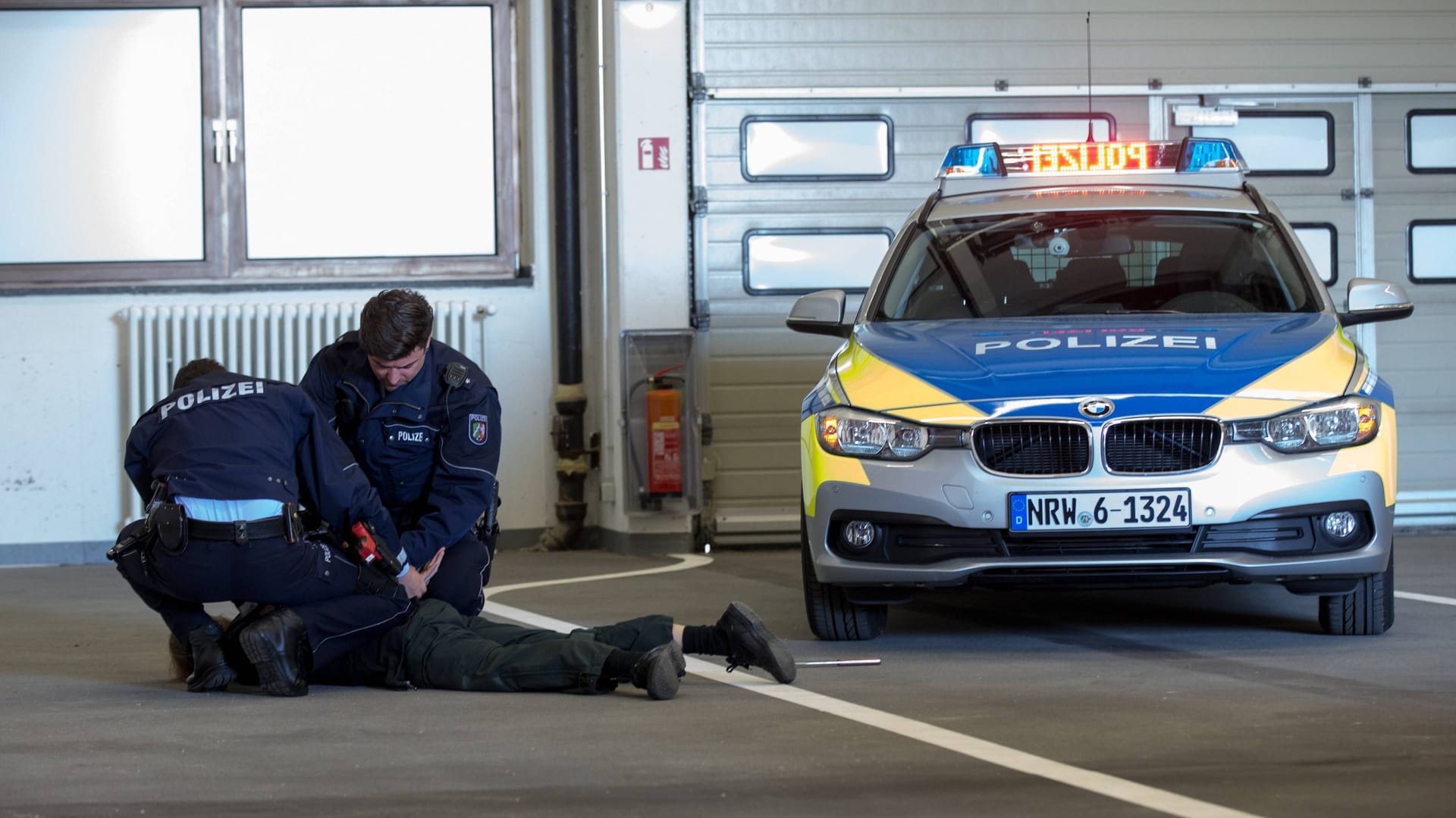 Dortmund Polizisten nehmen einen Täter fest (Symbolbild): Der "Messerstecher" aus der Nordstadt wurde gefasst.