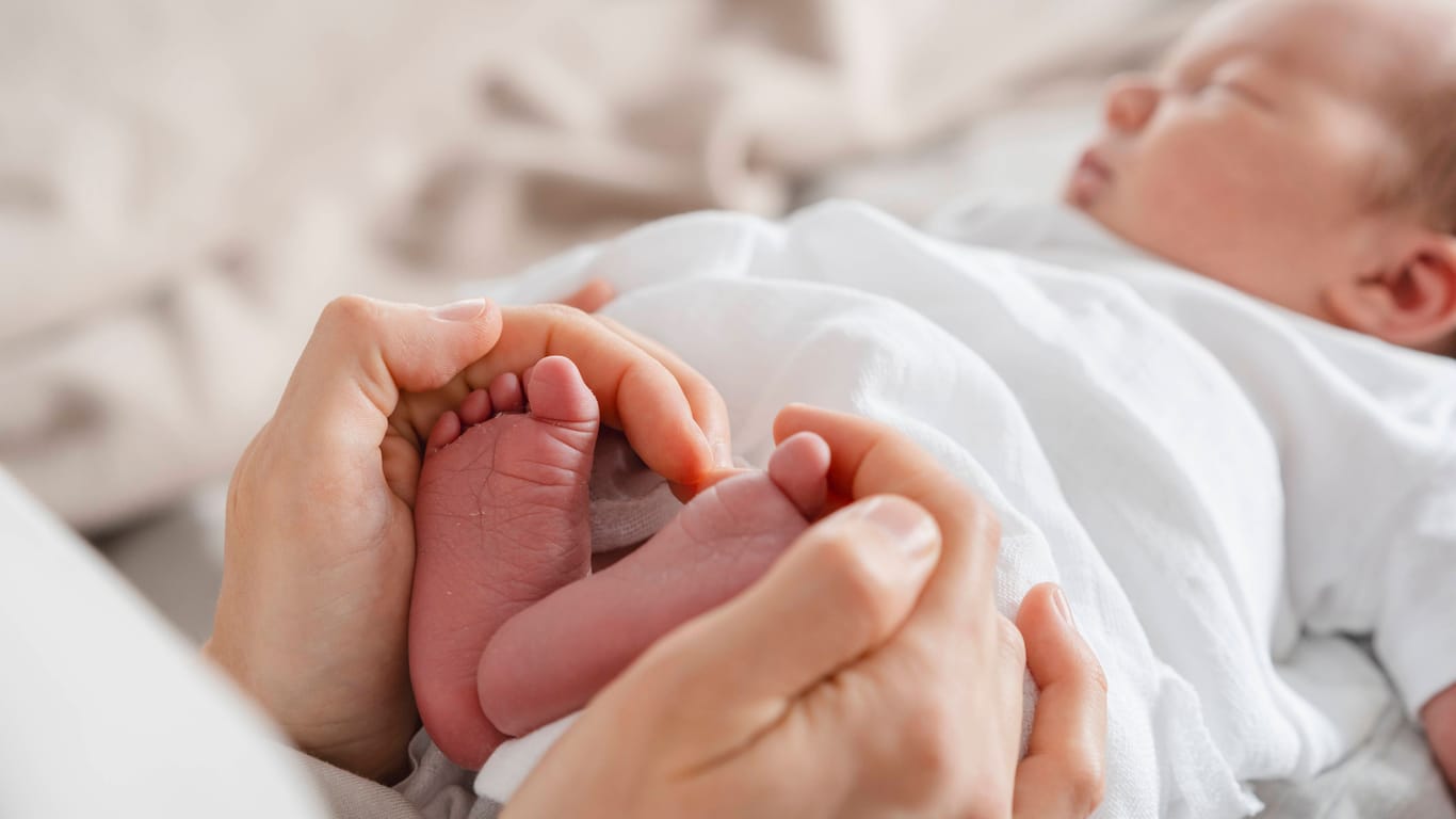 Eine Mutter hält die Füße ihres Babys (Symbolbild): Für die Statistik wurden 280.000 Geburtsmeldungen ausgewertet.