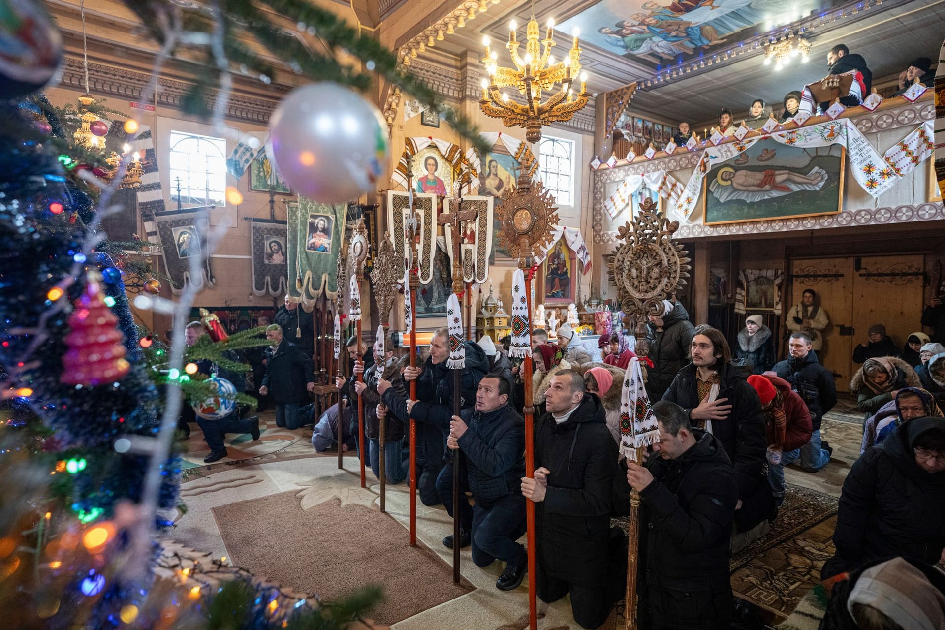 Heiligabend im ukrainischen Kryworiwnja: Menschen beten in einer Kirche während einer Weihnachtsfeier.