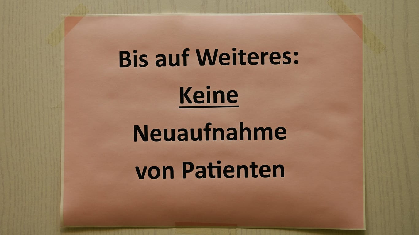 Zettel mit dem Hinweis "Bis auf Weiteres: Keine Neuaufnahme von Patienten" an der Tür einer Hausarztpraxis: Die Lage spitzt sich in Niedersachsen zu.