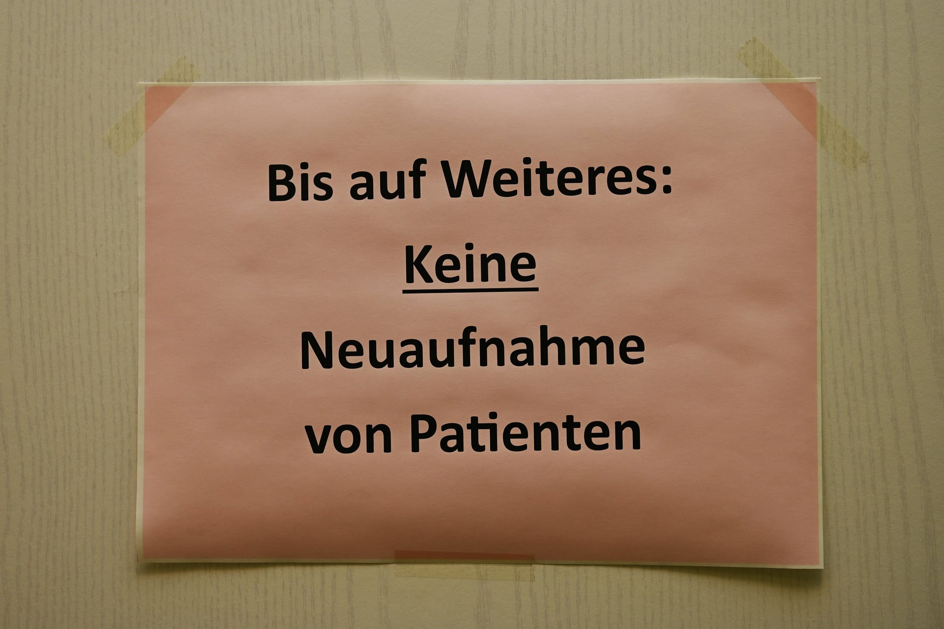 Zettel mit dem Hinweis "Bis auf Weiteres: Keine Neuaufnahme von Patienten" an der Tür einer Hausarztpraxis: Die Lage spitzt sich in Niedersachsen zu.