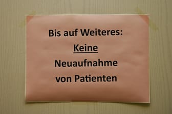 Zettel mit dem Hinweis "Bis auf Weiteres: Keine Neuaufnahme von Patienten" an der Tür einer Hausarztpraxis: Die Lage spitzt sich in Niedersachsen zu.