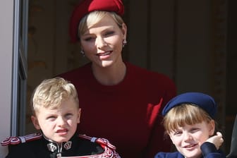 Fürstin Charlène und Fürst Albert mit den gemeinsamen Kindern Jacques und Gabriella.