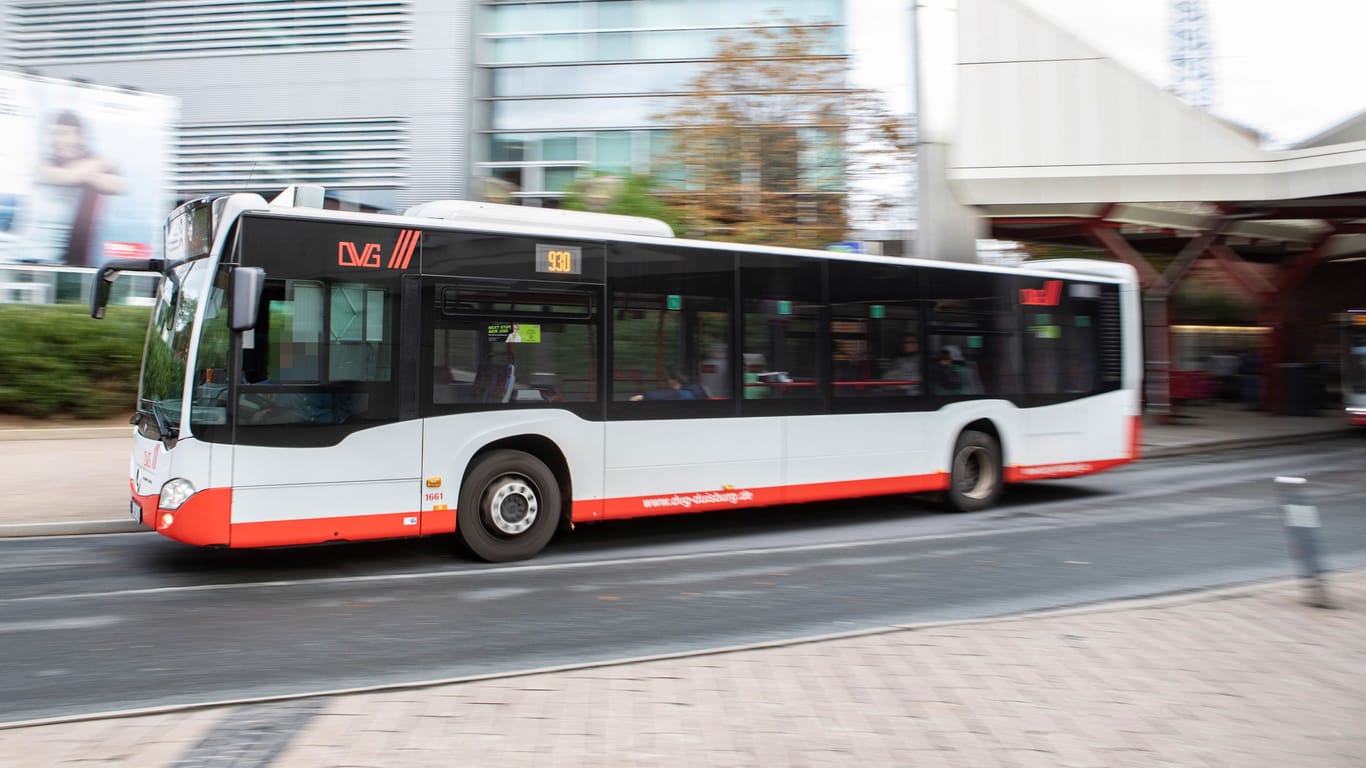 Ein- und abfahrenden Busse am Duisburg HBF