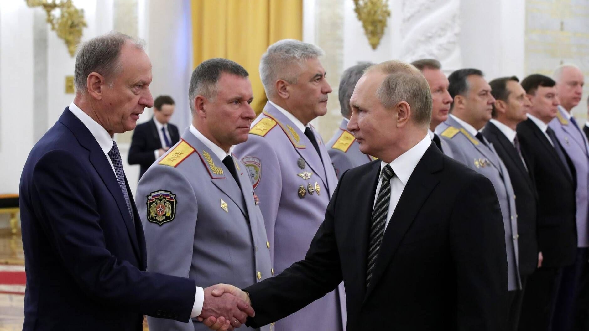 Wladimir Putin und Nikolai Patruschew (v. l.) (Archivbild): Auf Patruschew soll Russlands Machthaber hören, vermutet Irina Scherbakowa.