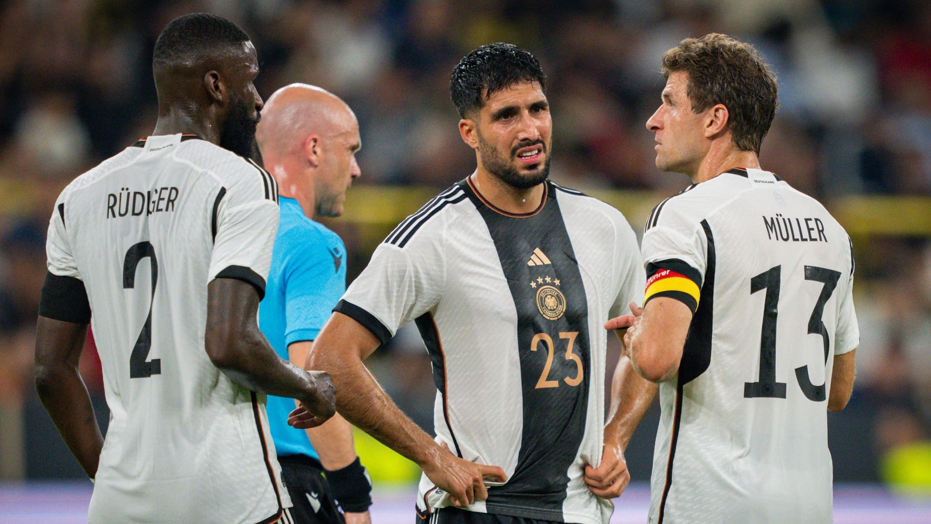 Emre Can (m.) zwischen Antonio Rüdiger (l.) und Thomas Müller: Der Defensivmann hat zwar die meisten Stimmen, doch manche Fans erlaubten sich einen Scherz.