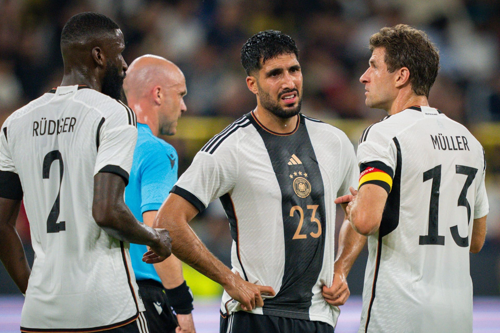 Emre Can (m.) zwischen Antonio Rüdiger (l.) und Thomas Müller: Der Defensivmann hat zwar die meisten Stimmen, doch manche Fans erlaubten sich einen Scherz.