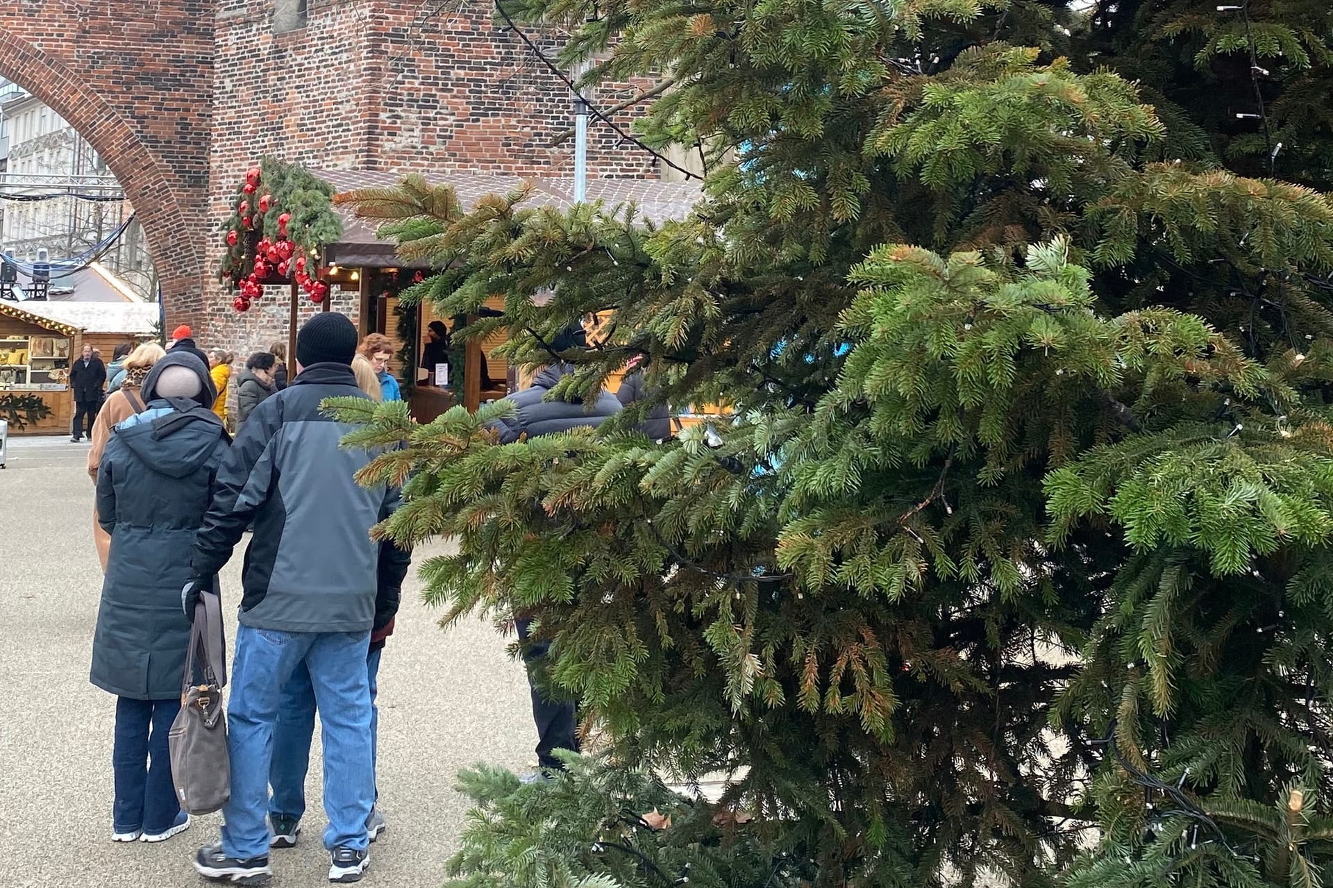 Ein leichtes Orange an den Nadeln weist noch auf die Farbattacke der Klimaaktivisten am Sendlinger Tor hin.