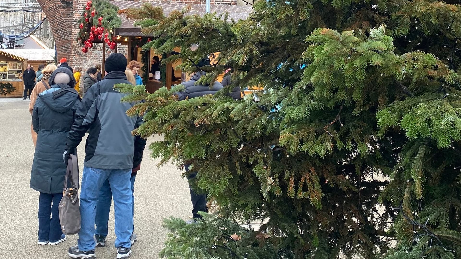 Ein leichtes Orange an den Nadeln weist noch auf die Farbattacke der Klimaaktivisten am Sendlinger Tor hin.