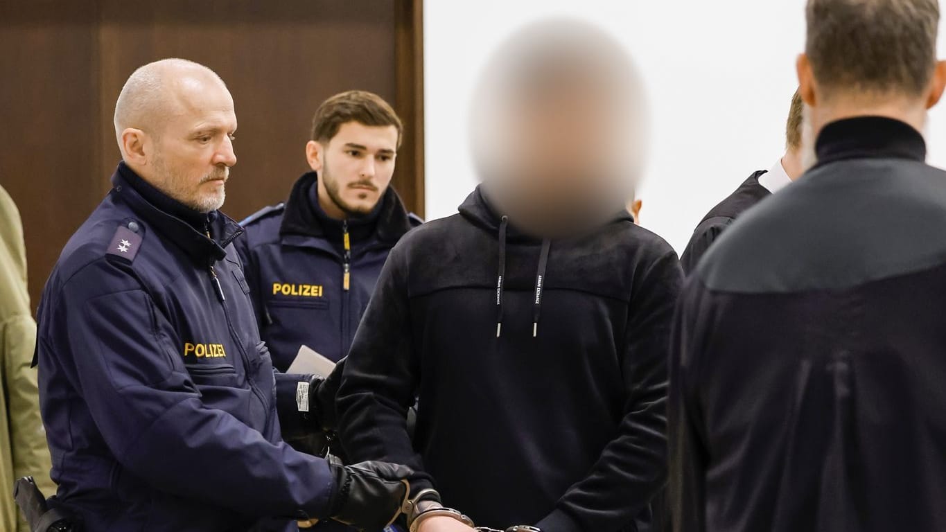 Mit Handschellen und Fußfesseln wird Mert A. in den Gerichtssaal geführt.