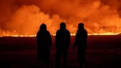 Vulkanausbruch in Island: Menschen beobachten nachts die Eruption.