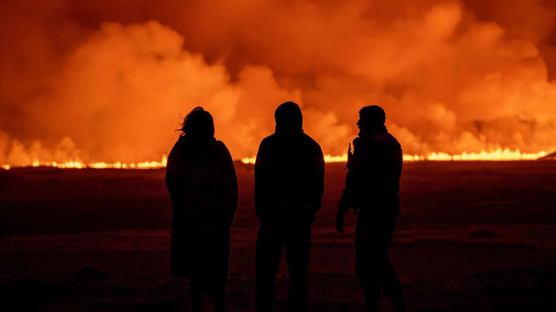 Vulkanausbruch in Island: Menschen beobachten nachts die Eruption.