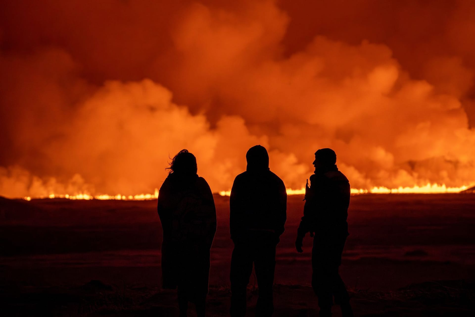 Vulkanausbruch in Island: Menschen beobachten nachts die Eruption.