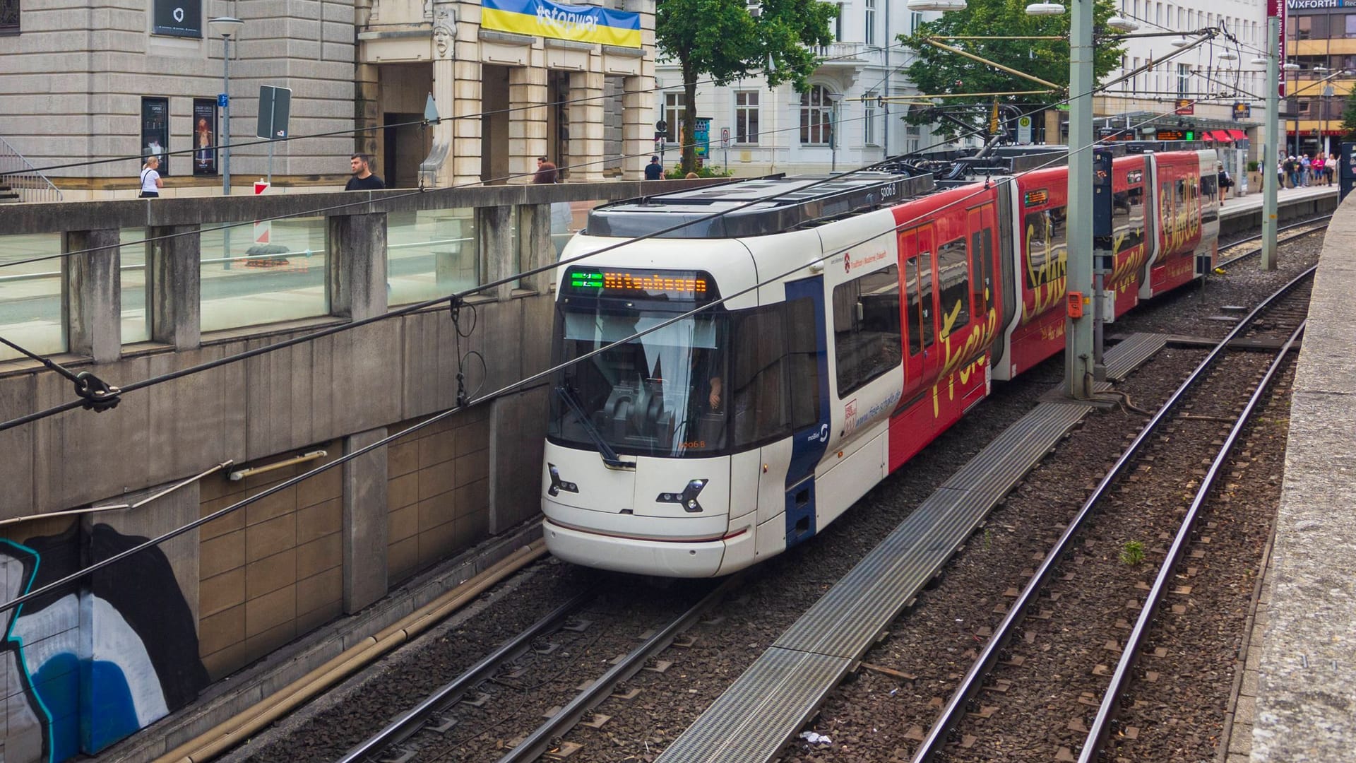 Stadtbahn Bielefeld am Stadttheater (Archivbild): Ein Böller im Gleis sorgte für einen Einsatz von Polizei und Feuerwehr.