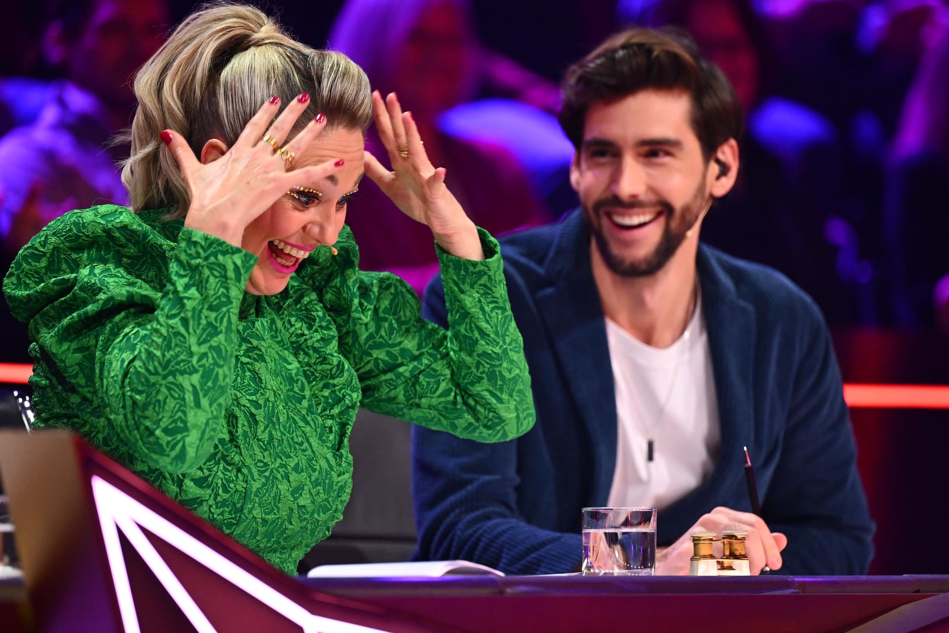 "The Masked Singer": Ruth Moschner mit ihrem Jurykollegen Álvaro Soler.