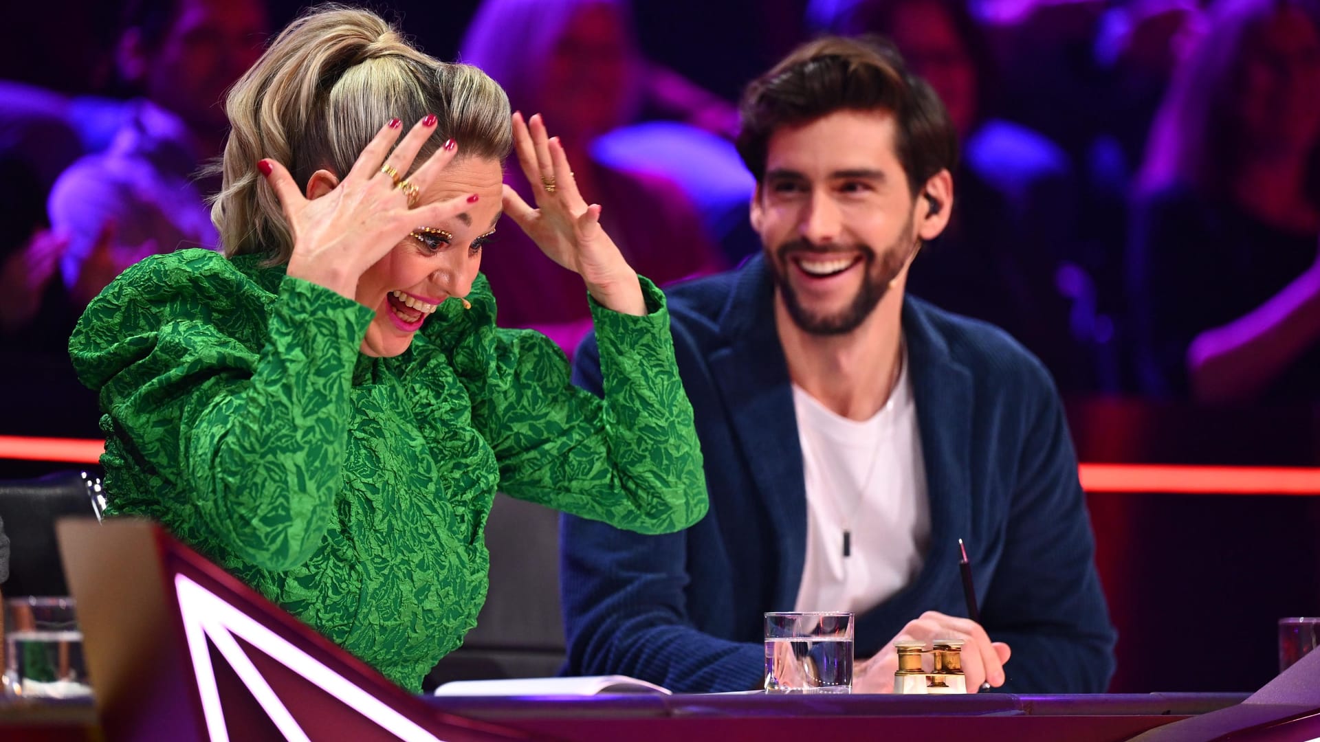 "The Masked Singer": Ruth Moschner mit ihrem Jurykollegen Álvaro Soler.