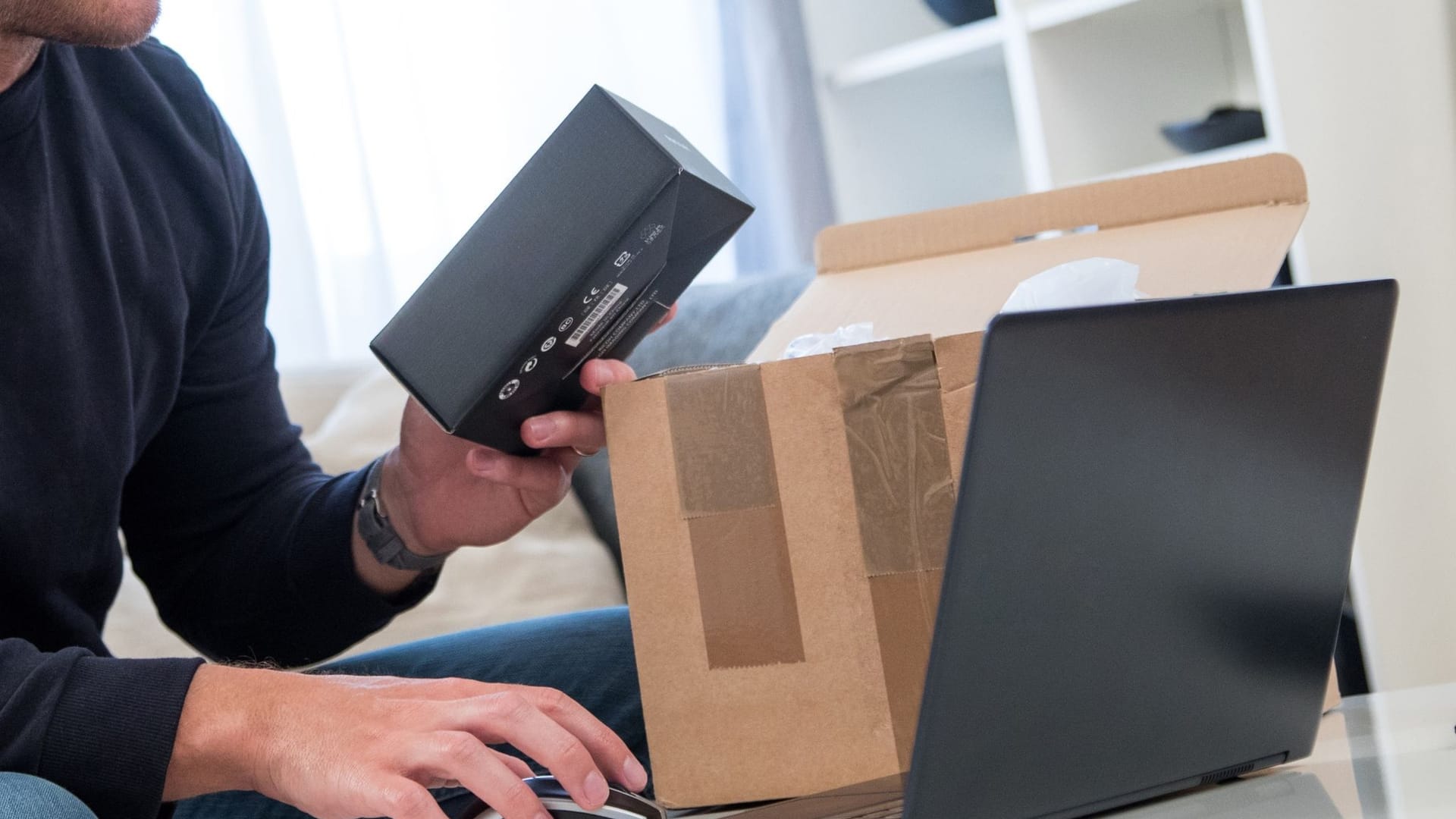 Eine Person packt Technik aus