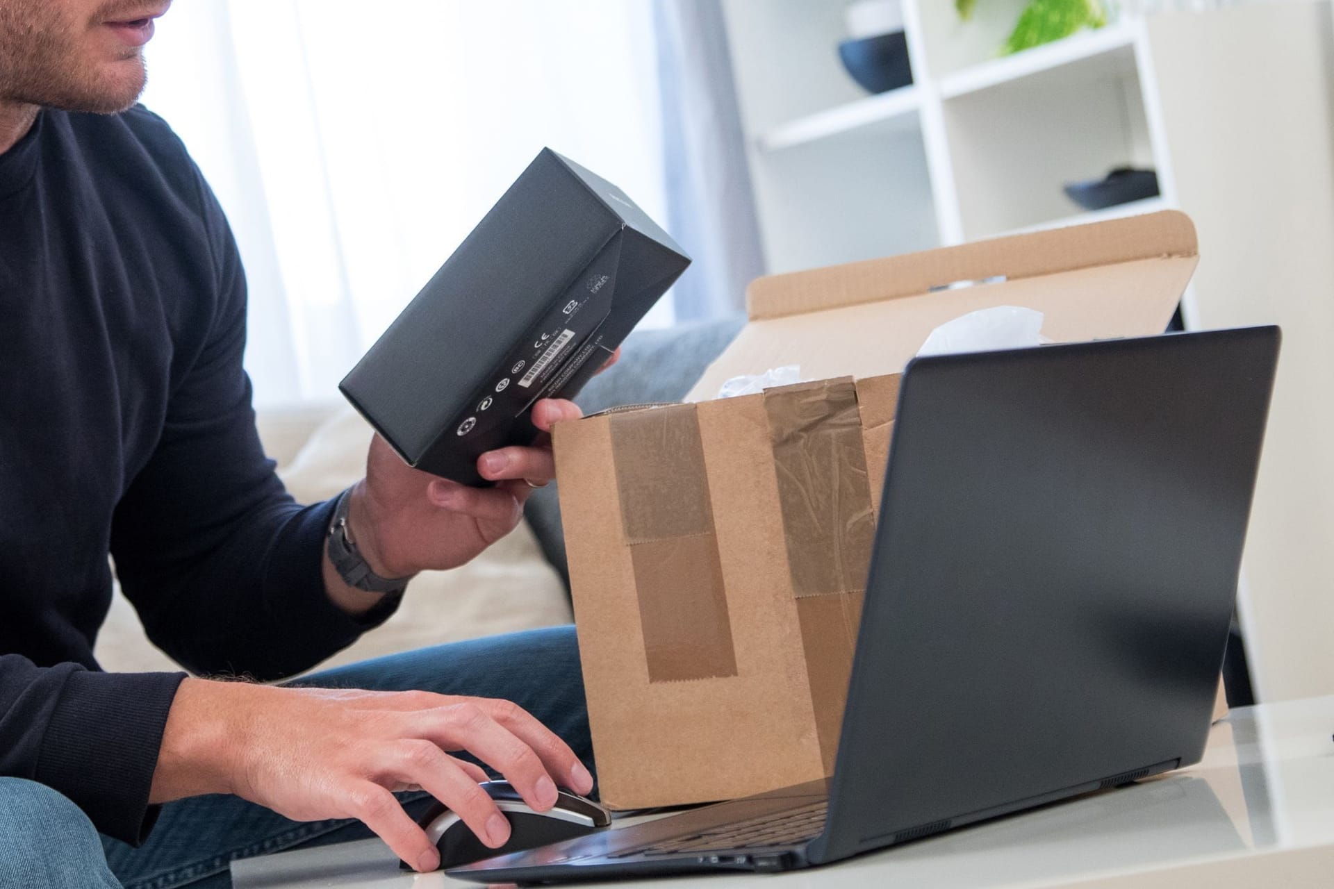 Eine Person packt Technik aus Eine Person packt Technik aus