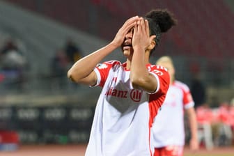Tainara: Die Verteidigerin des FC Bayern ärgert sich in der Partie gegen Nürnberg.