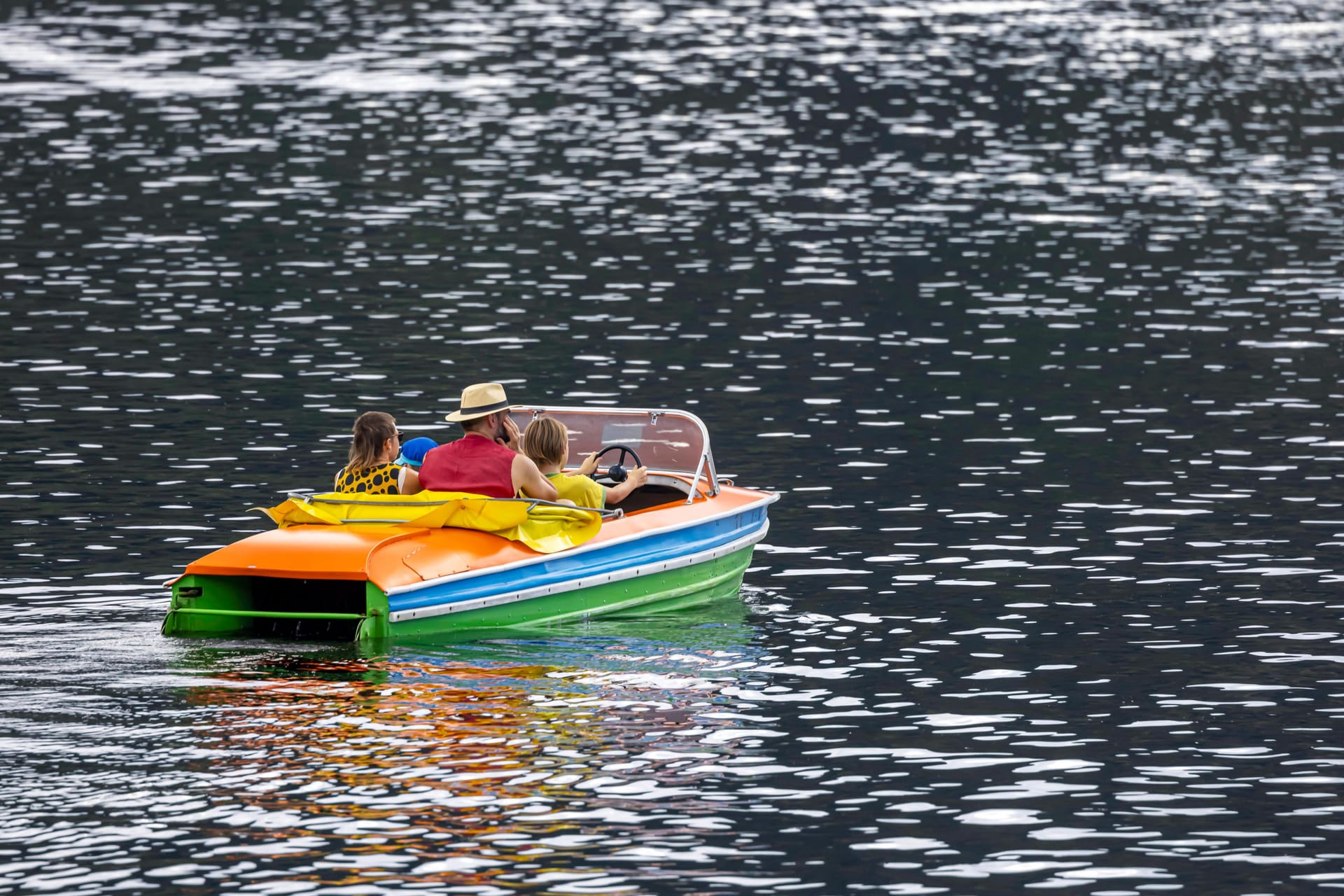 Tretboot unterwegs auf dem Titisee im Schwarzwald (Archivfoto) – der Südwesten war im Sommer 2023 bei Touristen stark gefragt.