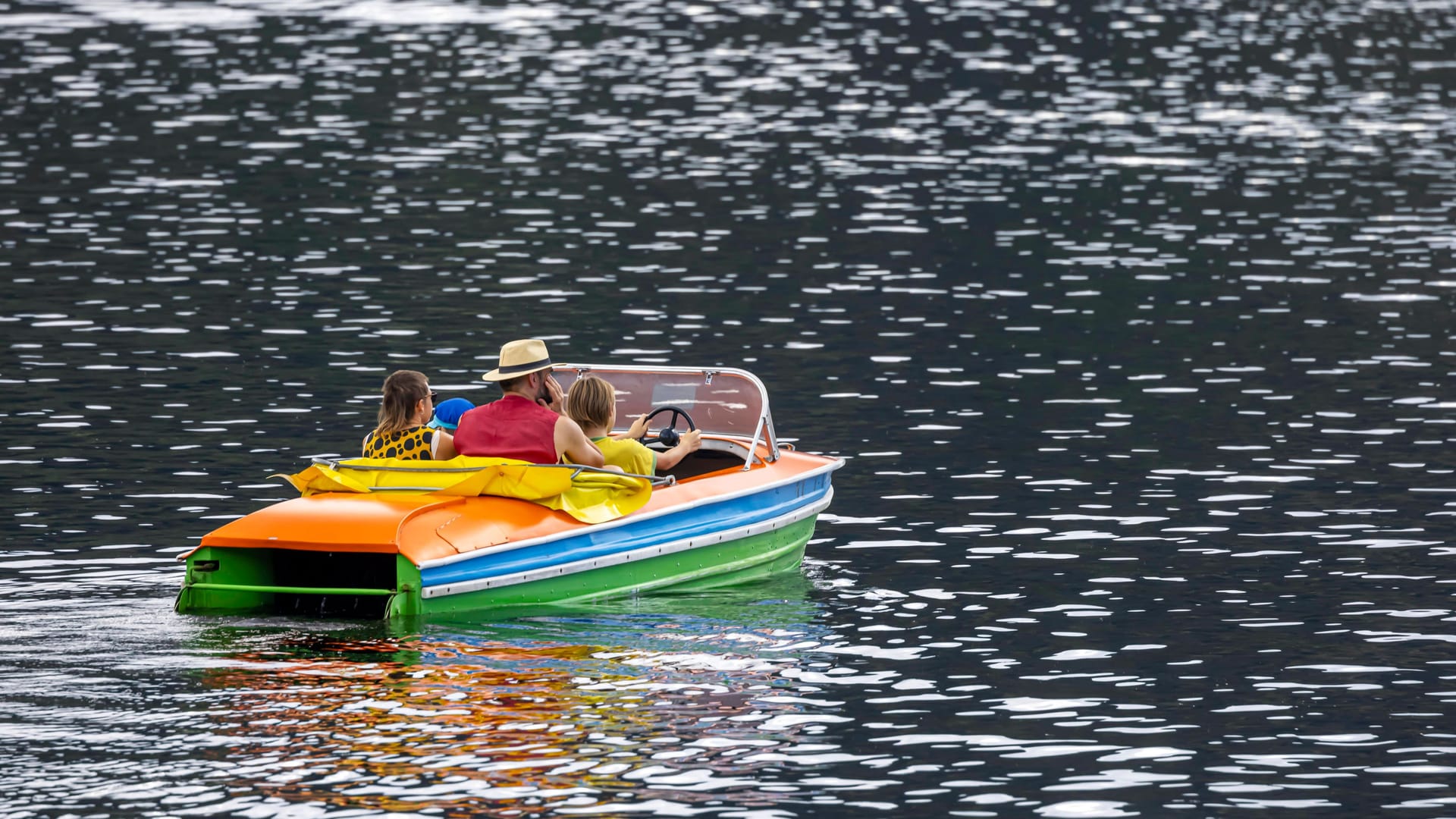 Tretboot unterwegs auf dem Titisee im Schwarzwald (Archivfoto) – der Südwesten war im Sommer 2023 bei Touristen stark gefragt.