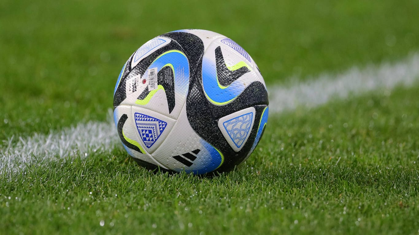 Ein Fußball auf dem Rasen (Symbolbild): Bei einem Spiel in Brasilien kam ein Fußballer ums Leben.