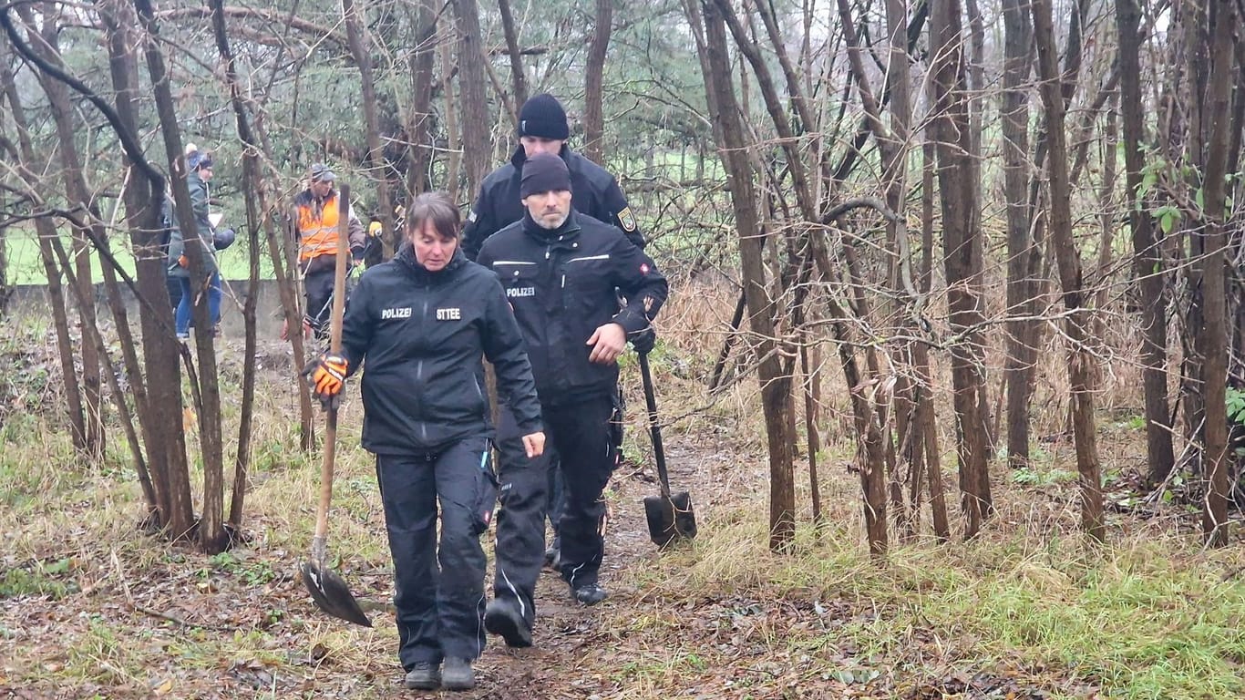 Polizisten am Donnerstag bei der Suche: Im Fokus stand ein ehemaliges Militärgelände einige Kilometer westlich von Stendal.