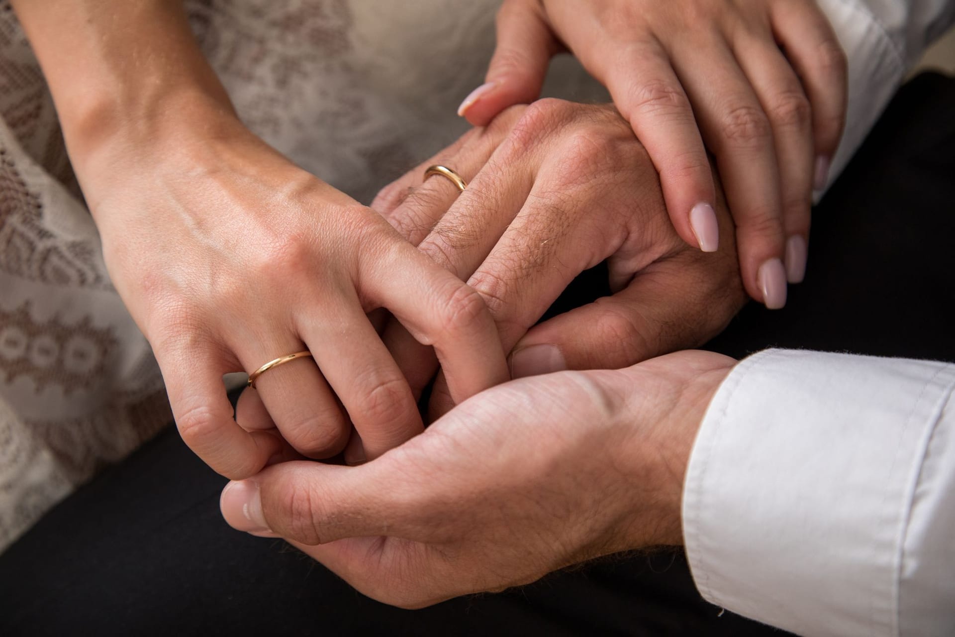 Zwei Personen halten einander die Hände Zwei Personen halten einander die Hände