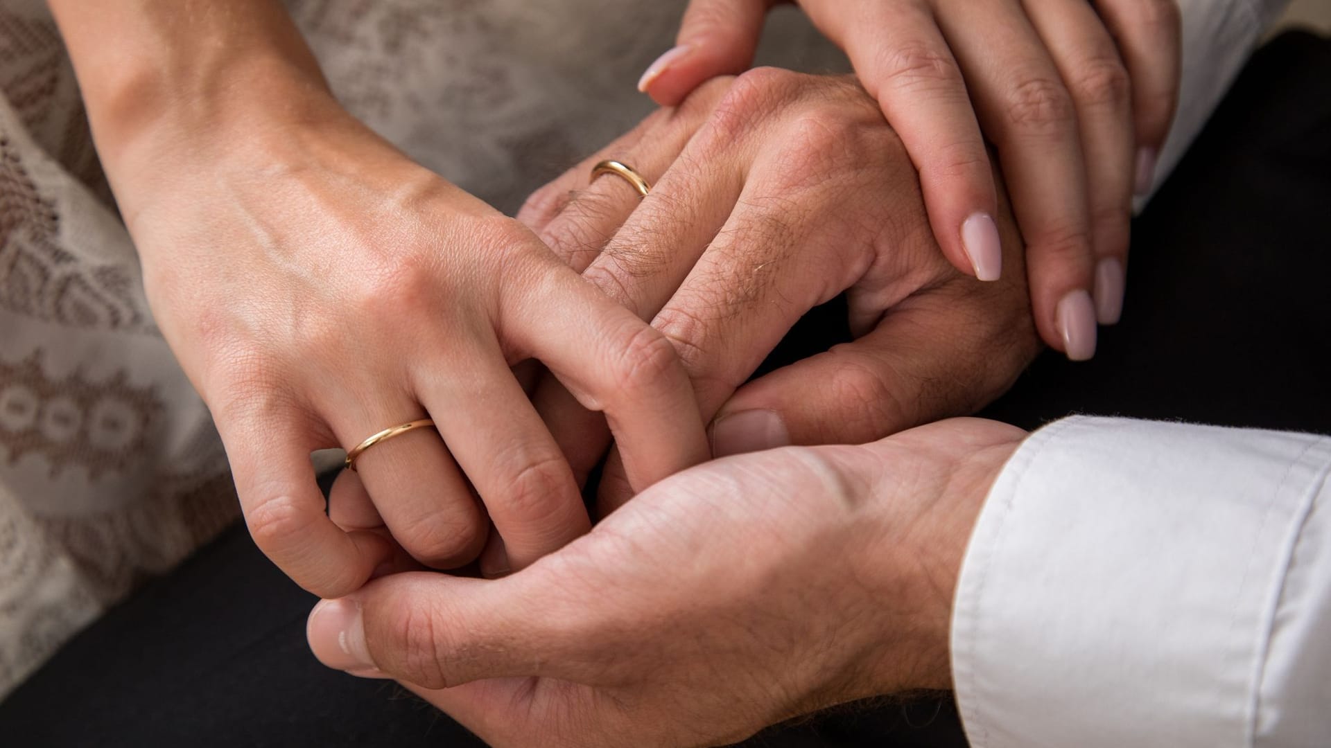 Zwei Personen halten einander die Hände Zwei Personen halten einander die Hände
