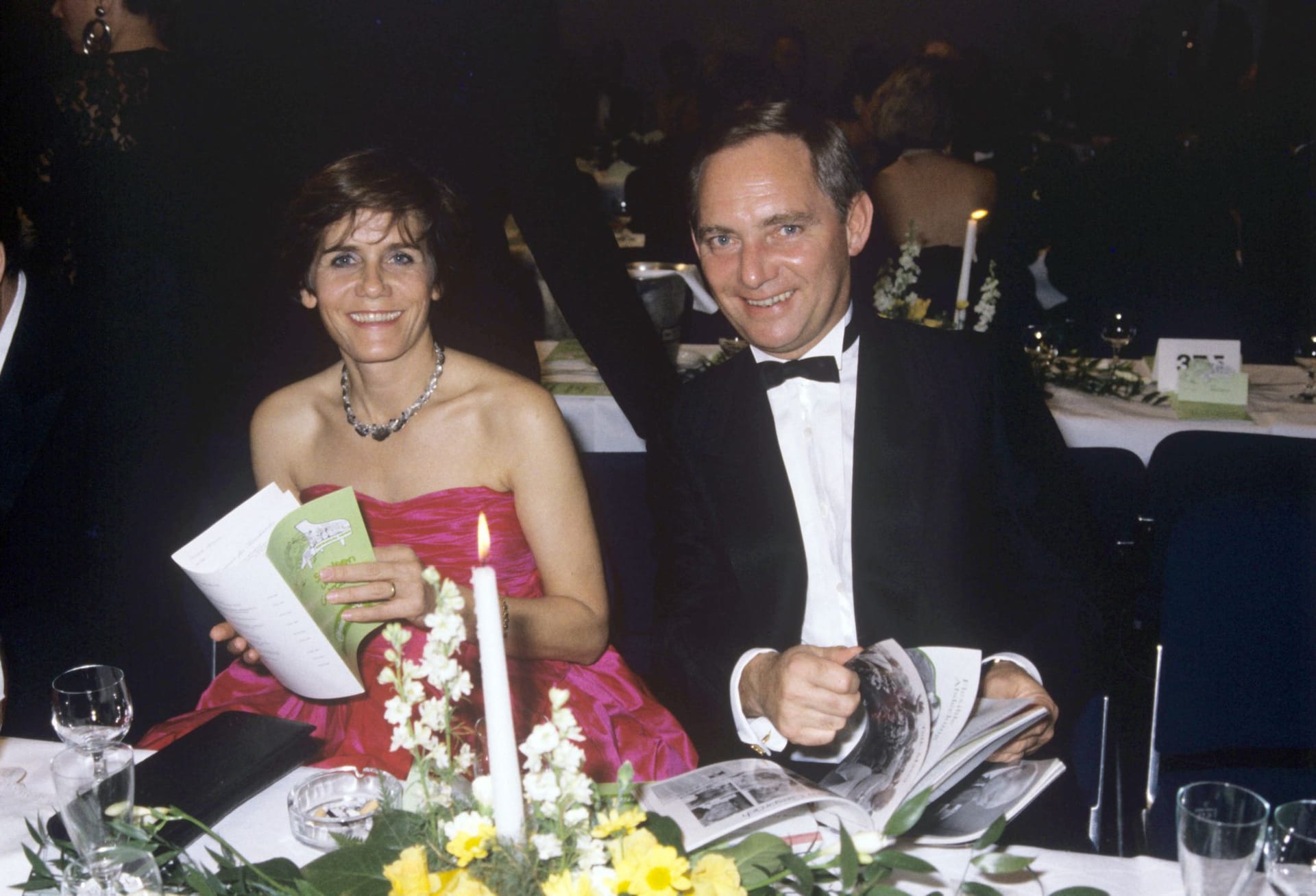 1972 wurde Schäuble das erste Mal Mitglied des Deutschen Bundestags. Unter dem damaligen Bundeskanzler Helmut Kohl war von 1984 Bundesminister für besondere Aufgaben und Chef des Bundeskanzleramtes, 1989 wurde er zum Bundesinnenminister ernannt. Das Foto zeigt ihn und seine Frau Ingeborg auf dem Bundespresseball 1988.