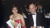 1972 wurde Schäuble das erste Mal Mitglied des Deutschen Bundestags. Unter dem damaligen Bundeskanzler Helmut Kohl war von 1984 Bundesminister für besondere Aufgaben und Chef des Bundeskanzleramtes, 1989 wurde er zum Bundesinnenminister ernannt. Das Foto zeigt ihn und seine Frau Ingeborg auf dem Bundespresseball 1988.
