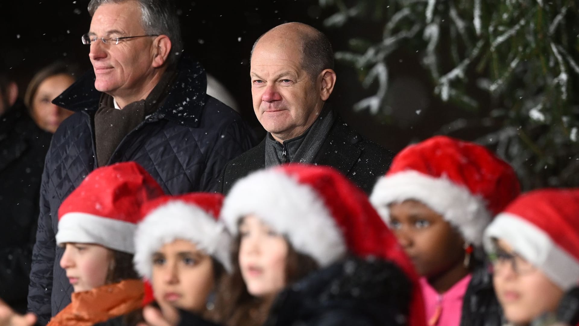 Olaf Scholz bei der feierlichen Aufstellung der "Kanzlertanne" im Garten des Kanzleramts: Hat der Kanzler die Lage noch im Griff?