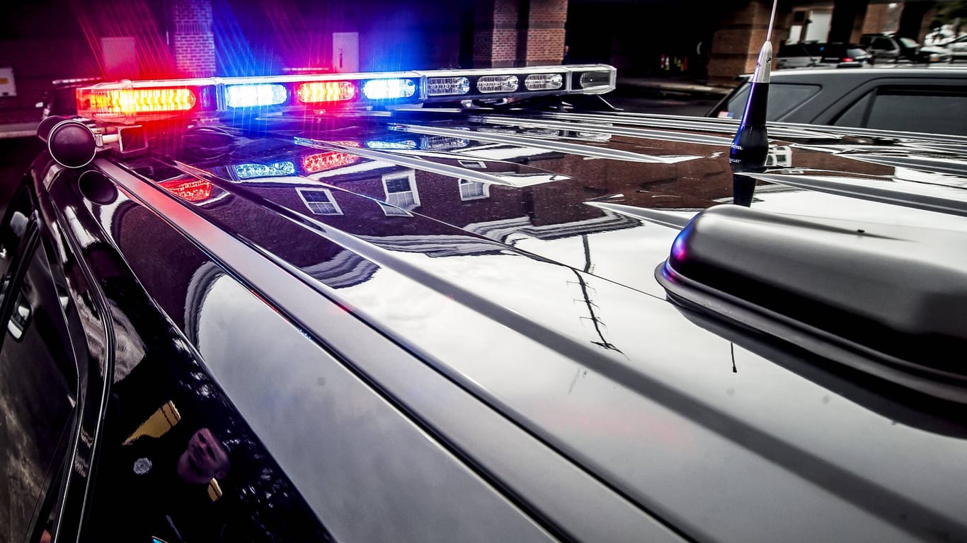 Amerikanisches Polizeiauto (Symbolbild): Die Angeklagte wurde noch im Krankenhaus vernommen.