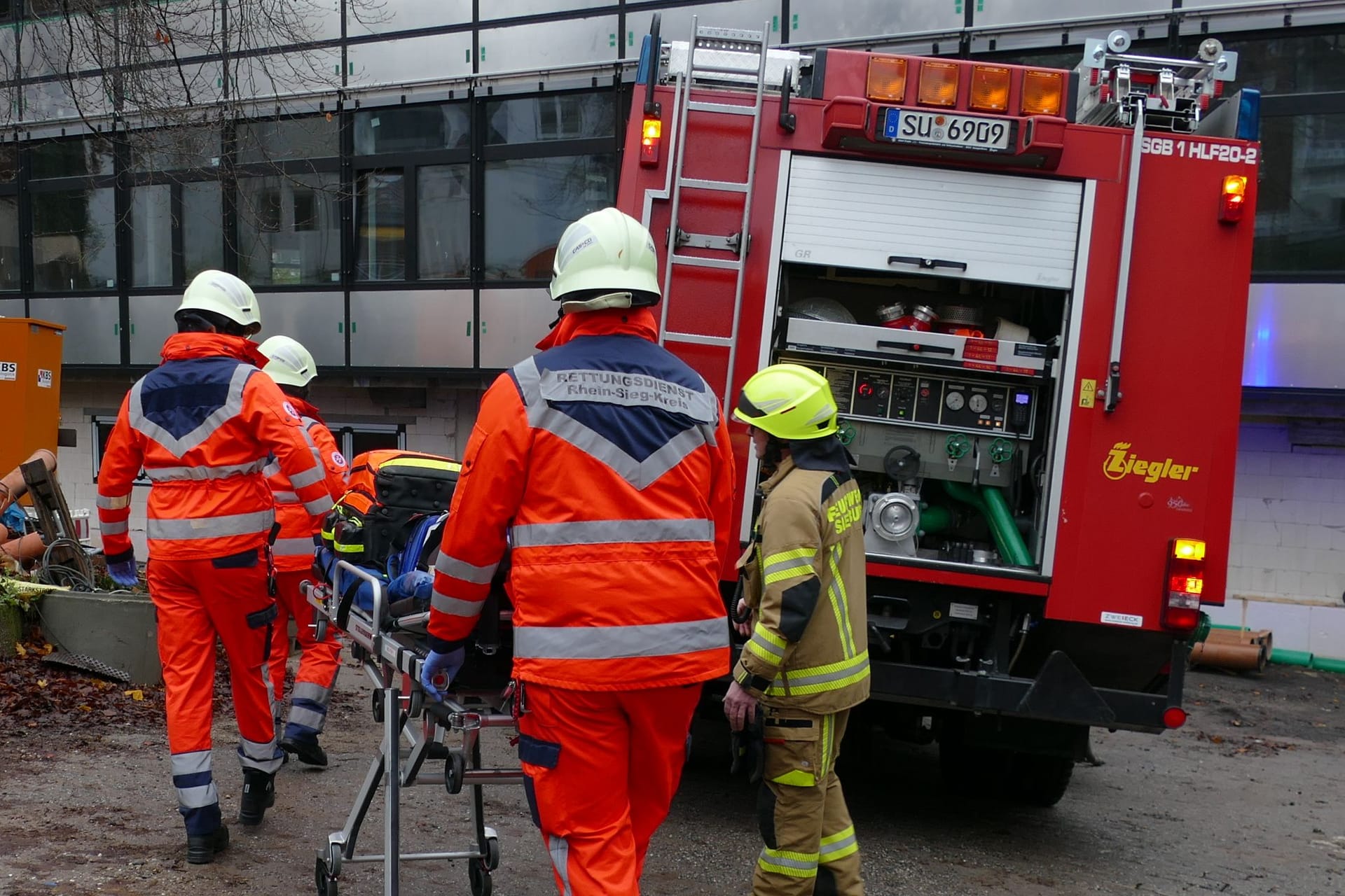 Einsatzkräfte vor Ort: Der Bauarbeiter wurde mit einem Rettungswagen abgeholt.