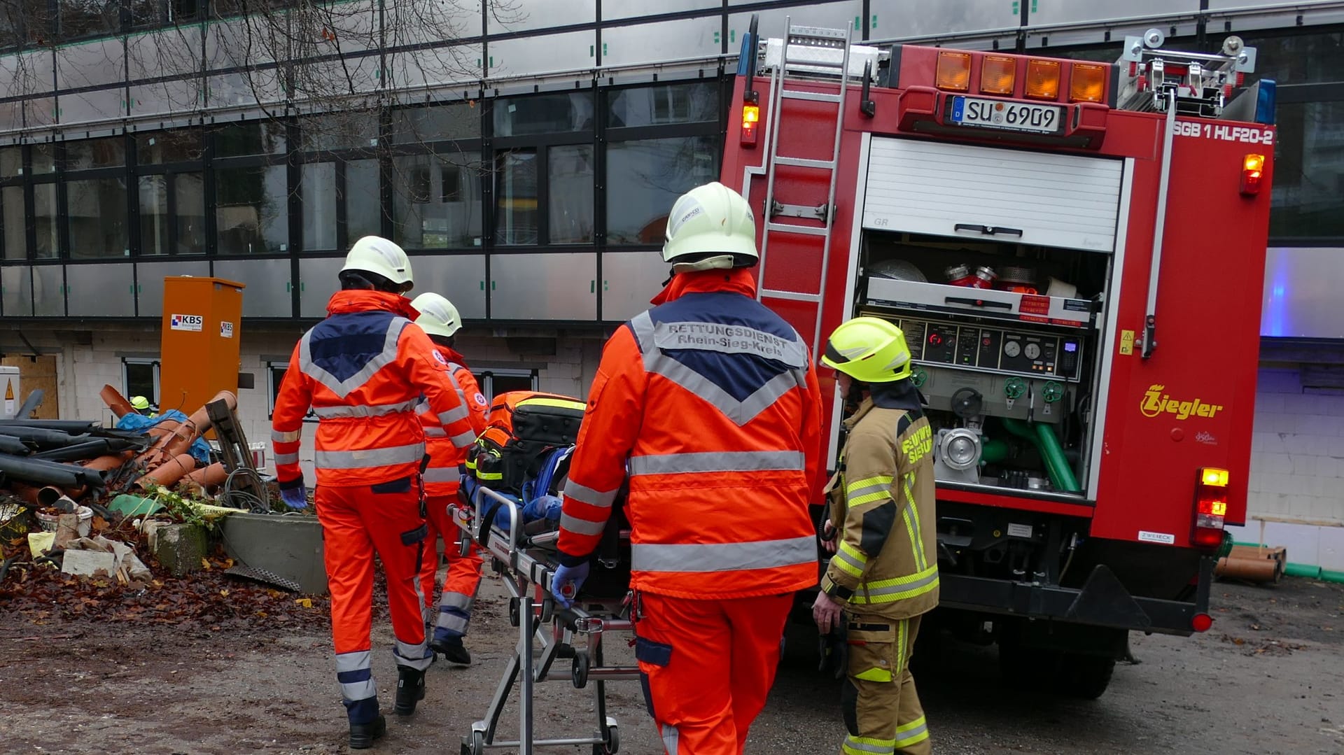 Einsatzkräfte vor Ort: Der Bauarbeiter wurde mit einem Rettungswagen abgeholt.