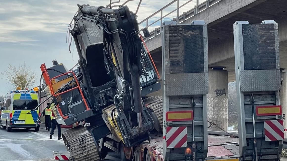 Der Bagger auf einer Ladefläche eines Lastwagens krachte gegen die Brücke in Nürnberg.