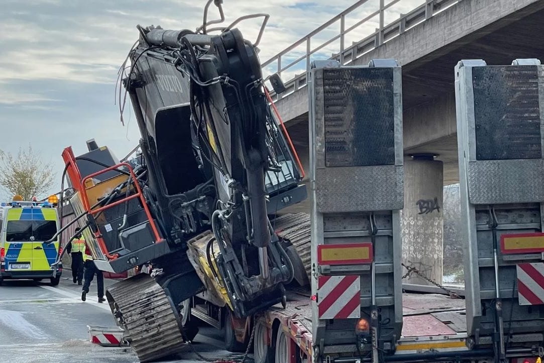 Der Bagger auf einer Ladefläche eines Lastwagens krachte gegen die Brücke in Nürnberg.