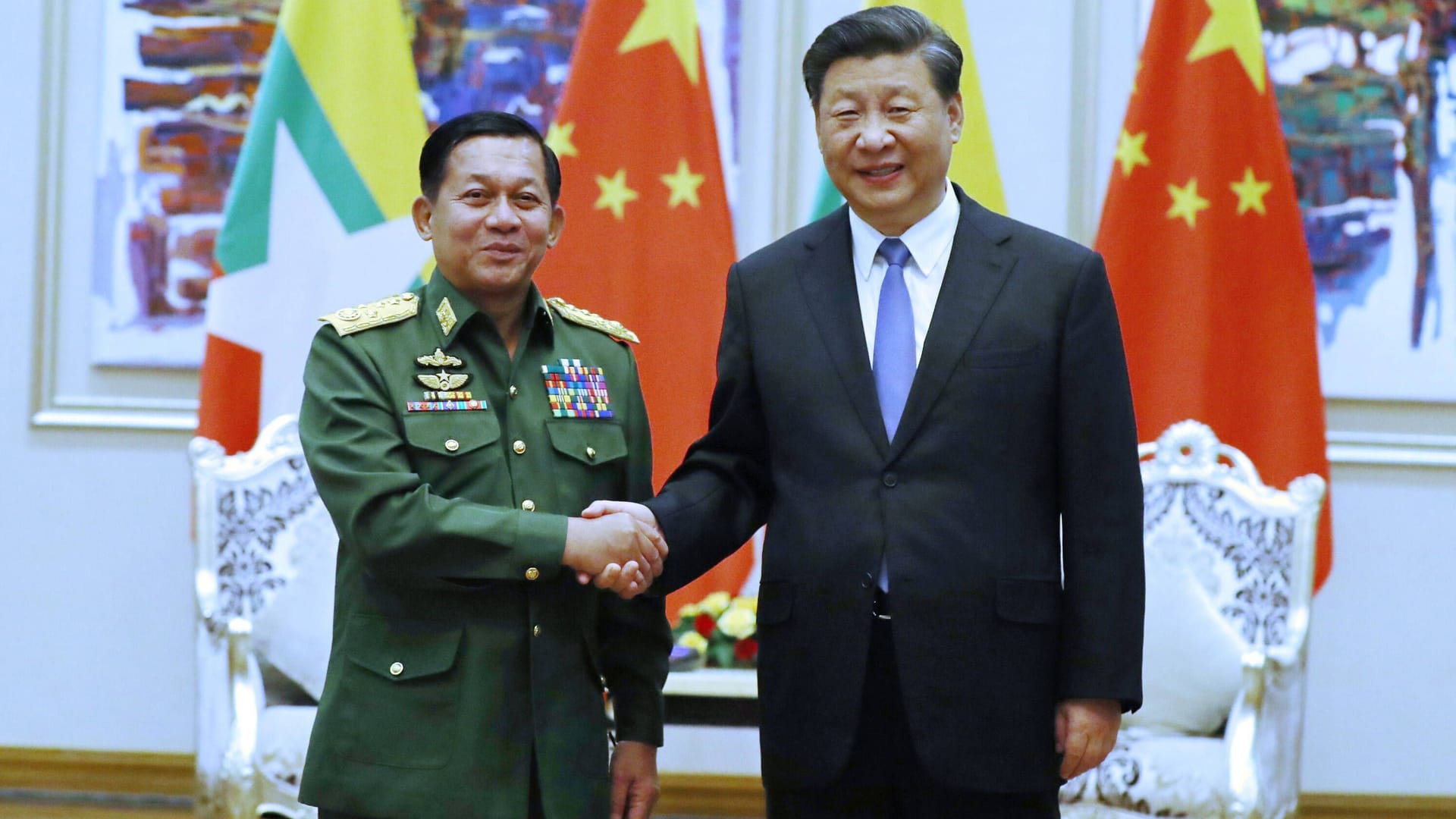 Chinas Staatschef Xi Jinping mit dem myanmarischen Militärdiktator Min Aung Hlaing.