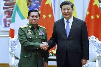 Chinas Staatschef Xi Jinping mit dem myanmarischen Militärdiktator Min Aung Hlaing.
