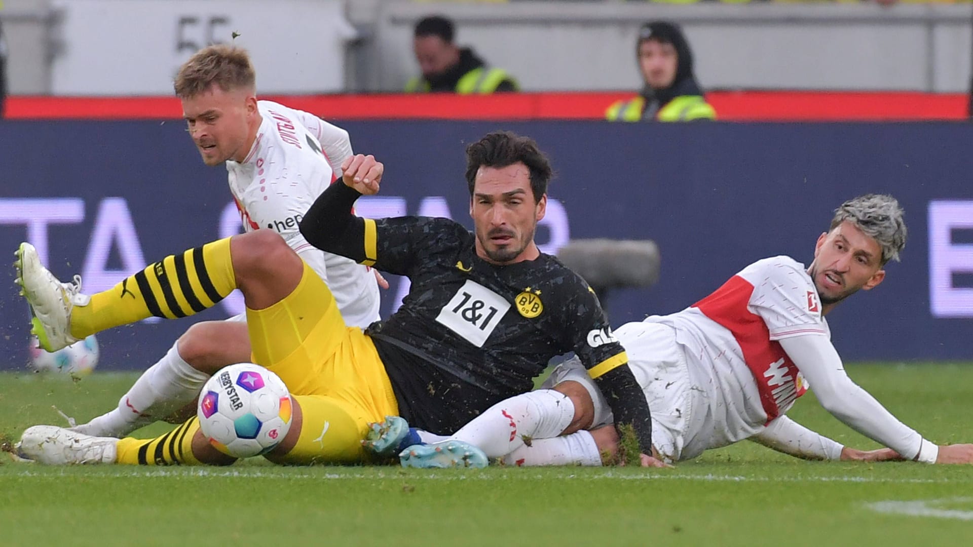 Maximilian Mittelstädt, Mats Hummels und Atakan Karazor (v. l. n. r.): Im Ligaduell hatte der VfB die Nase vorne.