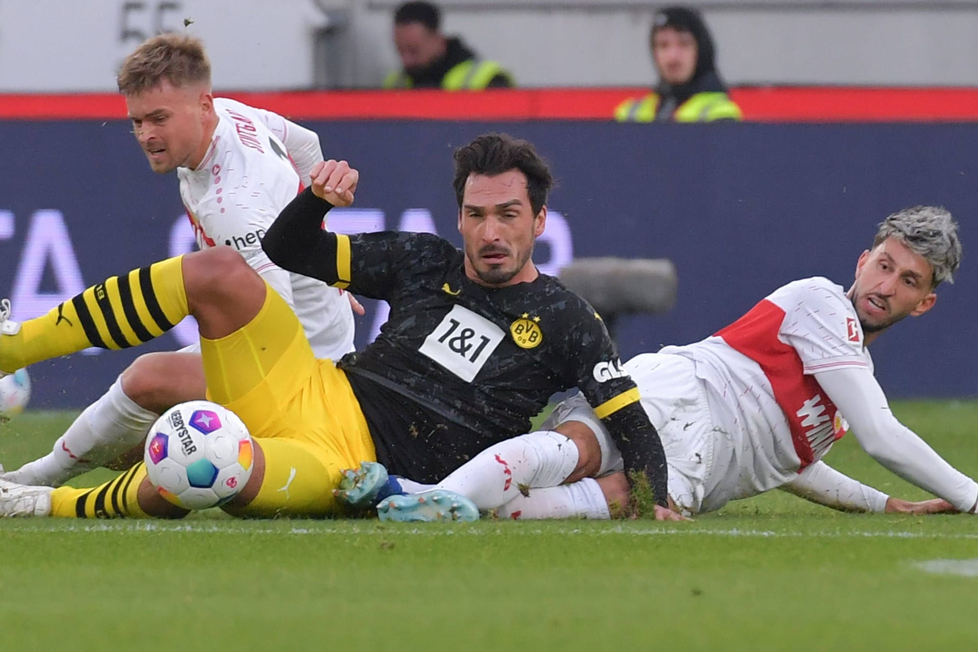 Maximilian Mittelstädt, Mats Hummels und Atakan Karazor (v. l. n. r.): Im Ligaduell hatte der VfB die Nase vorne.