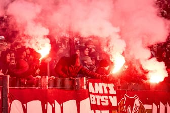 Pyrotechnik der Hannover 96 Fans i mmSpiel gegen Eintracht Braunschweig (Archivbild):