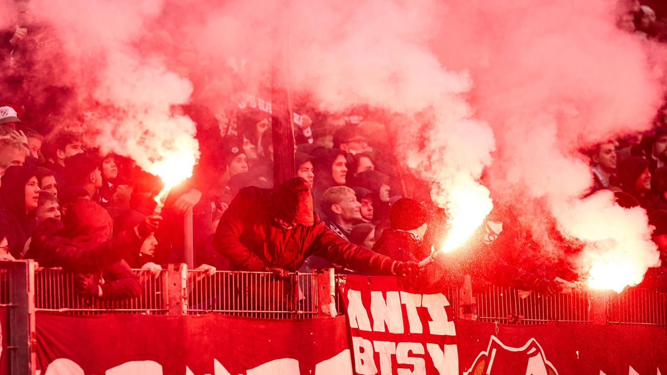 Pyrotechnik der Hannover 96 Fans i mmSpiel gegen Eintracht Braunschweig (Archivbild):