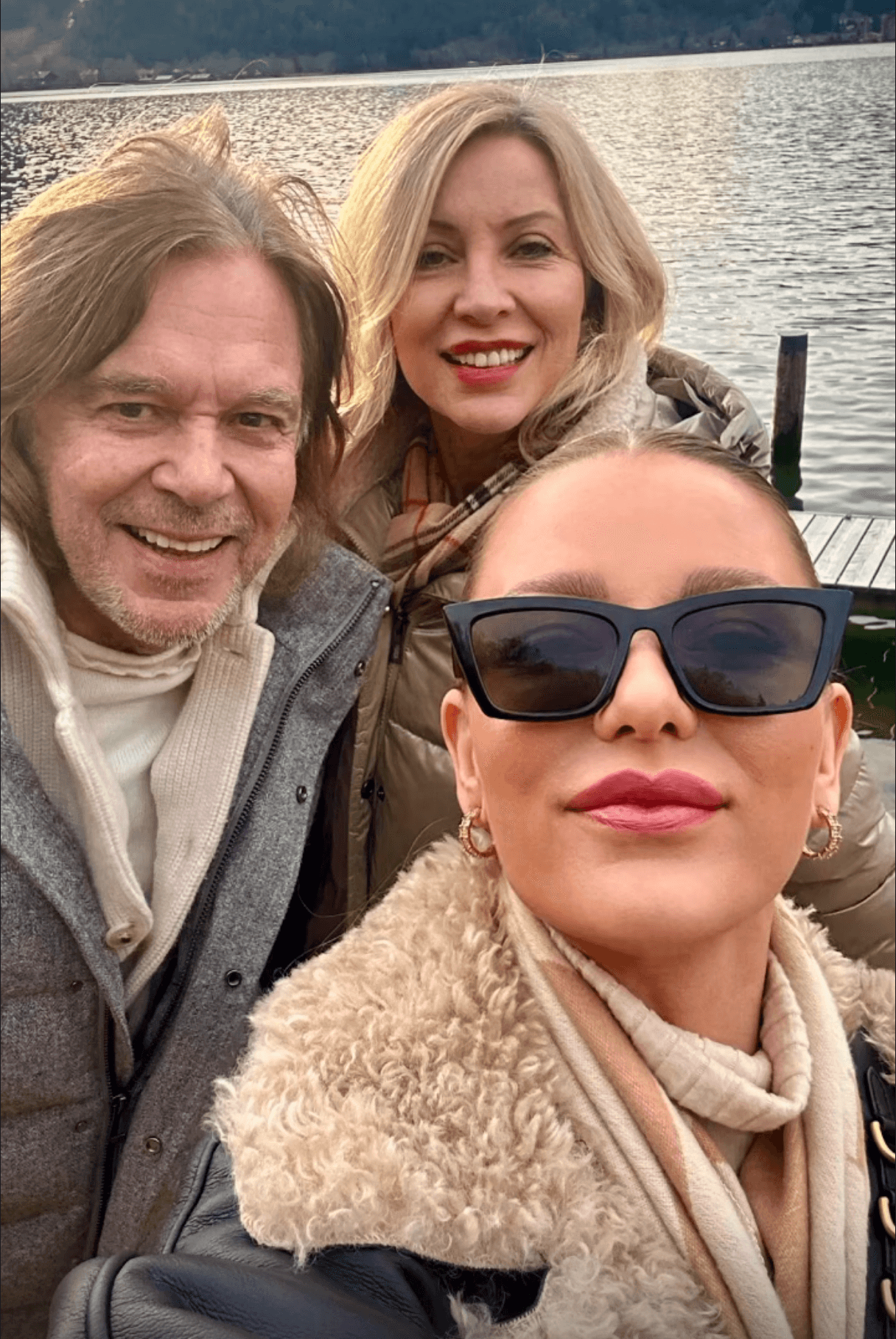 Jürgen, Ramona und Joelina Drews grüßen im Dezember 2023 ihre Instagram-Follower.