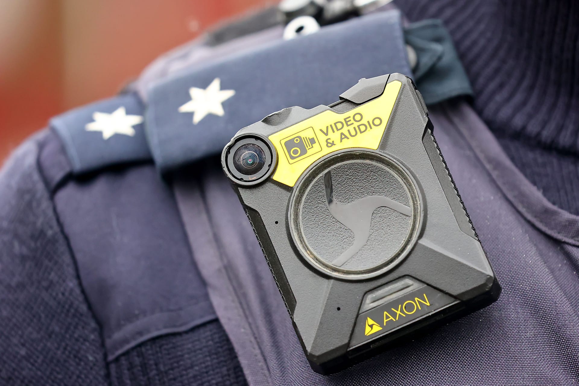 Eine Bodycam der Polizei beim Carfreitag der Autotuningszene am 18. April 2022 auf dem Dückerweg in Bochum