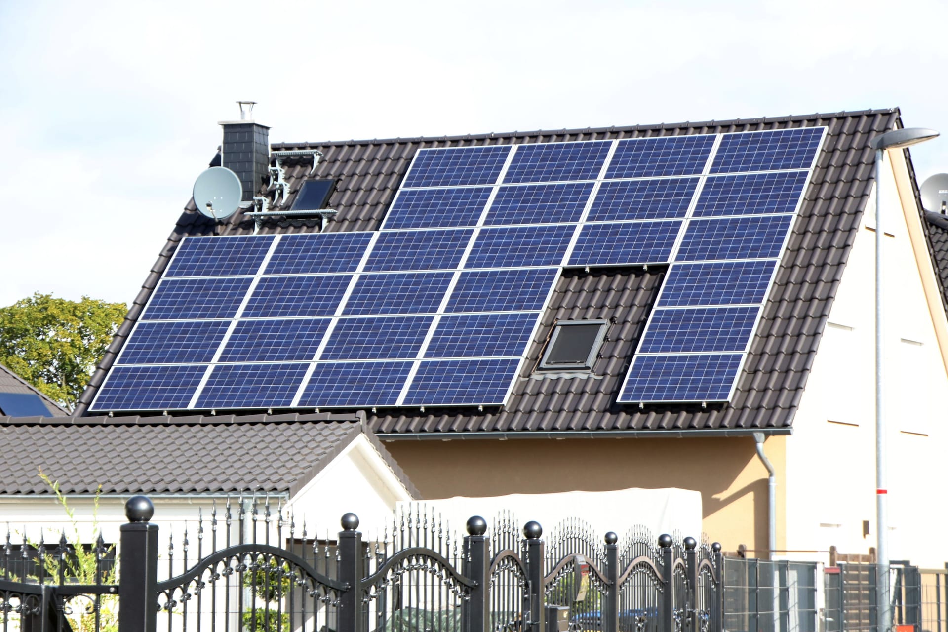 Sonnenenergie optimal nutzen: Für Eigenheimbesitzer ist eine Solaranlage auf dem Dach eine Option.