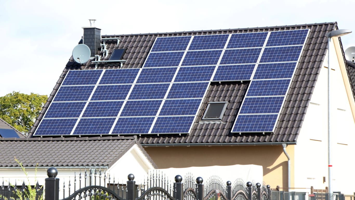 Sonnenenergie optimal nutzen: Für Eigenheimbesitzer ist eine Solaranlage auf dem Dach eine Option.