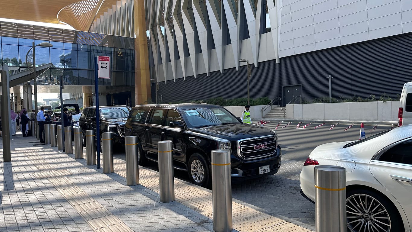 Der Klimagipfel in Dubai: Zahlreiche Delegierte lassen sich von hochmotorigen amerikanischen SUV oder Luxuslimousinen abholen.