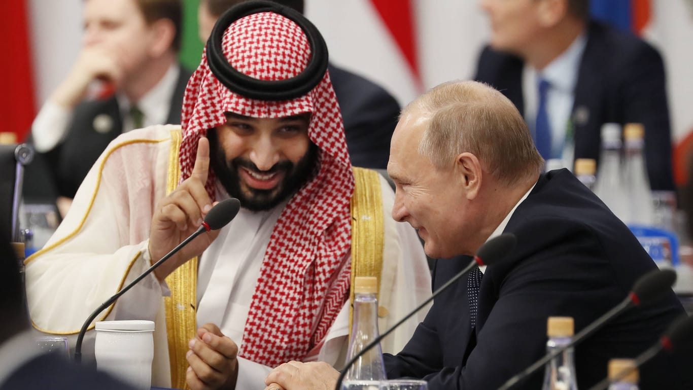 Der saudi-arabische De-facto-Machthaber Mohammed bin Salman und Putin (Archivbild): Neben dem Nahost-Konflikt will Putin auch über Öl sprechen.
