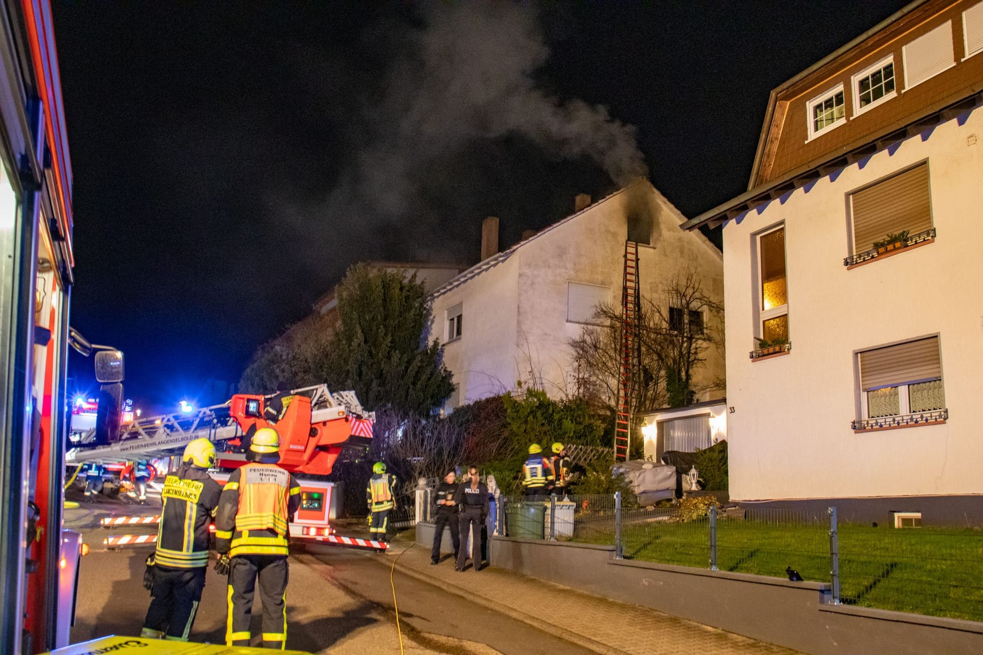 Bei einem Dachgeschossbrand in Langenselbold (Main-Kinzig) ist am Donnerstagabend eine 77 Jahre alte Frau schwer verletzt worden.Sie wurde von der Feuerwehr mit einer Drehleiter aus dem Gebäude gerettet. Die Einsatzkräfte konnten den Brand nach rund zweieinhalb Stunden löschen. Nach ersten Erkenntnissen der Polizei befanden sich keine weiteren Personen in dem Haus. Laut einer Sprecherin kam eine Katze bei dem Feuer ums Leben. Brandursache und Schadenshöhe waren zunächst nicht bekannt.